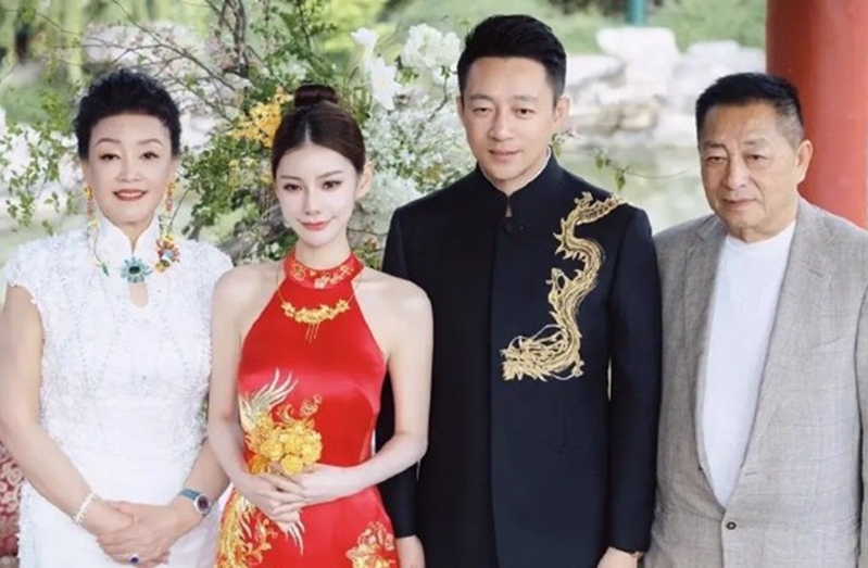 汪小菲为了护妻大爆粗口。微博